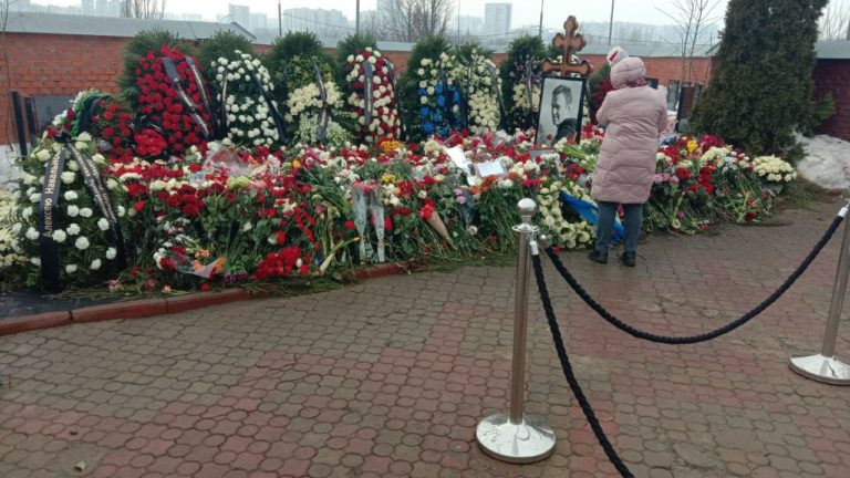 Люди продолжают нести цветы к могиле Навального на Борисовском кладбище