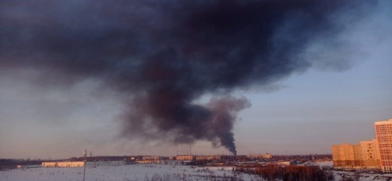 В России сообщили об атаке более 50 беспилотников. Основная цель — нефтебазы