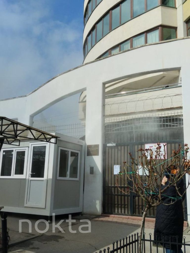 В Кишинёве мужчина кинул зажигательную смесь в посольство РФ