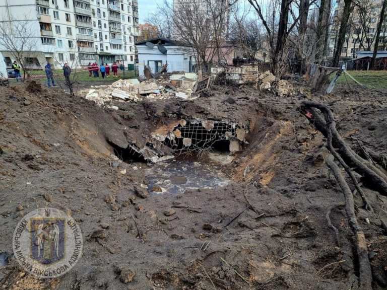 (ФОТО/ВИДЕО) В Киеве от ракетного обстрела утром пострадали три жилых района