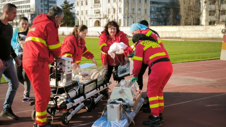 (ФОТО) Медицинский вертолёт доставит в Яссы двухмесячного младенца с менингитом