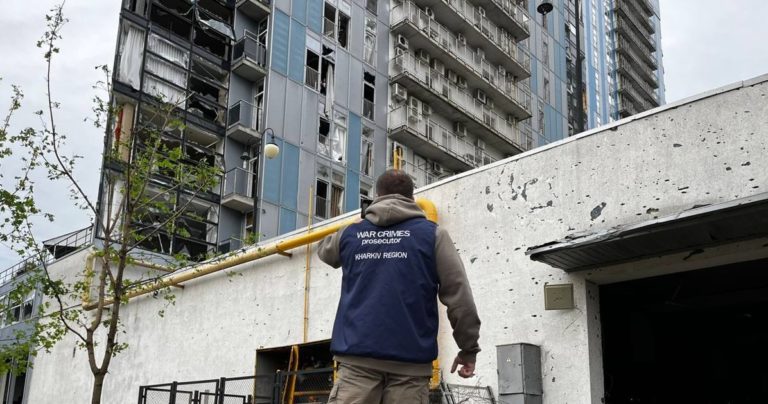 (ФОТО) По жилому комплексу в Харькове попала ракета: есть пострадавшие