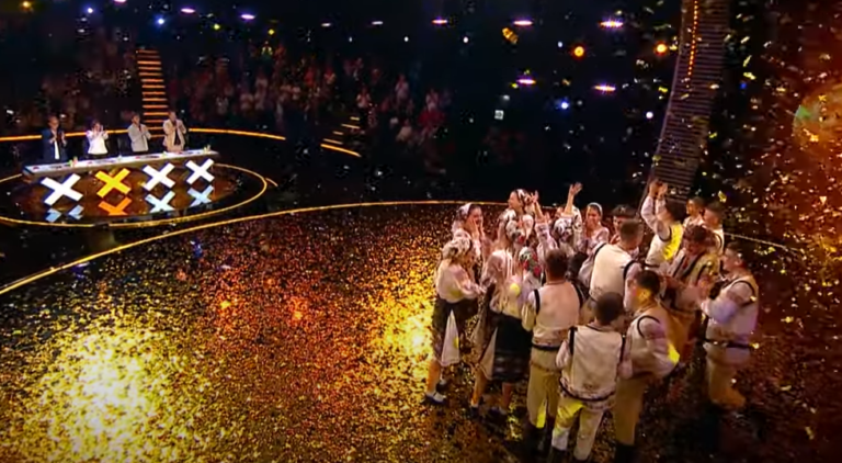 (ВИДЕО) Ансамбль Hecenii из Молдовы досрочно прошел в полуфинал шоу «Românii au talent»