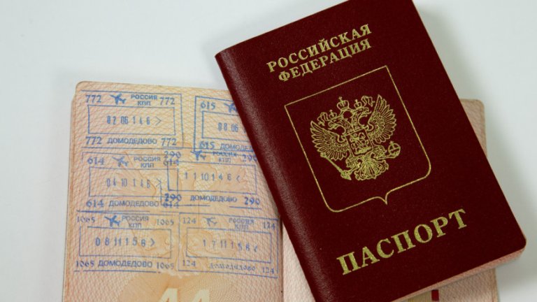 В МИД России обсуждают запрет на выдачу документов и паспортов за границей — «Новая газета»