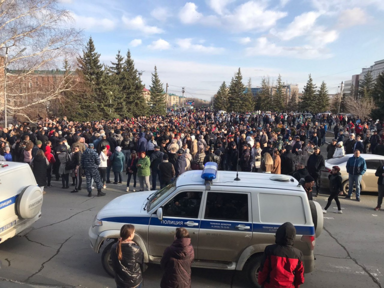 (ФОТО/ВИДЕО) Жители затопленного Орска устроили митинг и добились встречи с губернатором
