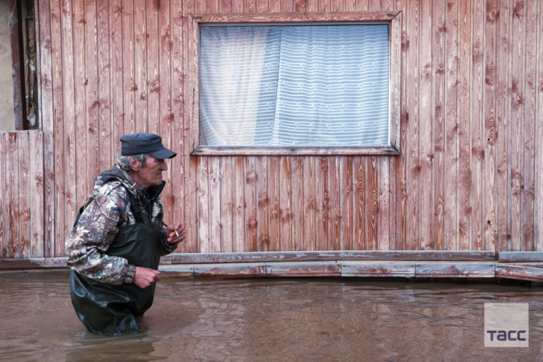 В Оренбурге уровень воды в реке Урал превысил опасную метку