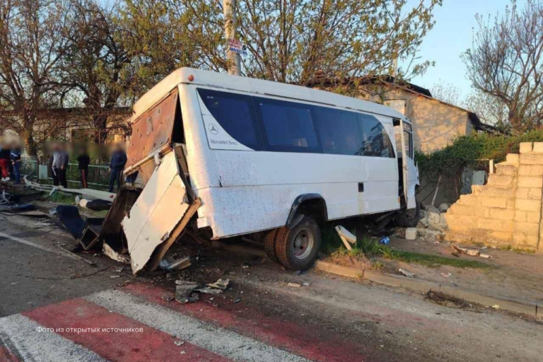 (ФОТО, ВИДЕО) В Магдачештах фура столкнулась с маршруткой, пострадало 16 человек