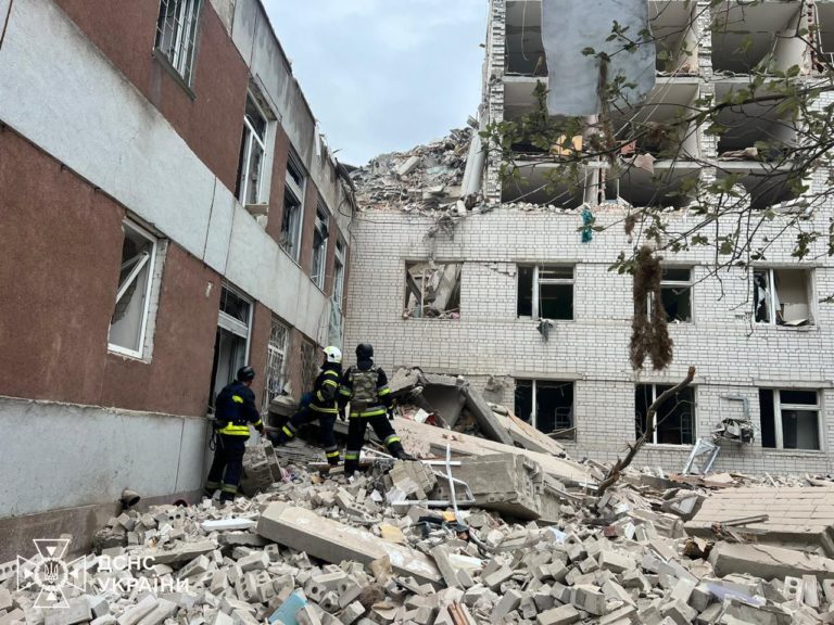 (ФОТО) Ракетный удар по Чернигову — 10 погибших, спасатели ищут людей под завалами