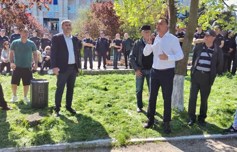 Первый замбашкана Илья Узун на митинге против визита Санду совершил нападки на журналистов nokta Владу Вершинину и Михаила Сиркели
