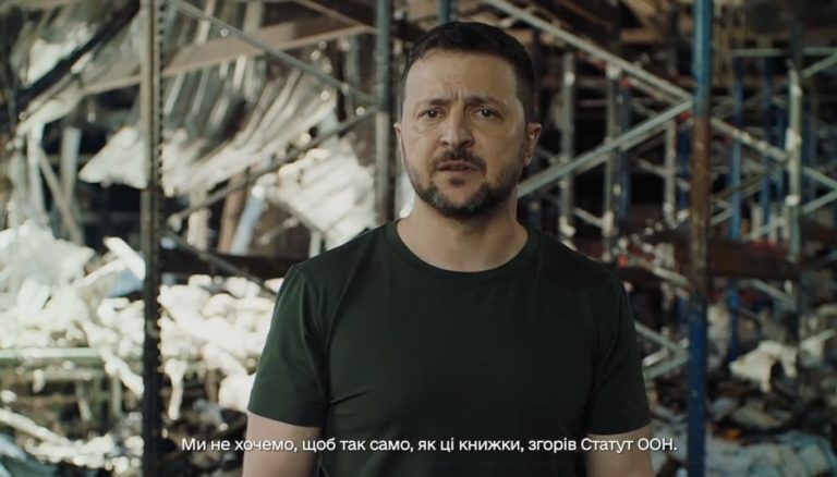(ВИДЕО) Зеленский в разрушенной типографии в Харькове призвал мировых лидеров участвовать в Саммите мира