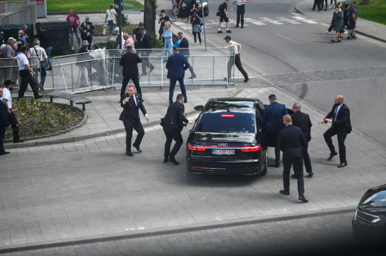 (ВИДЕО) Премьер-министра Словакии ранили при покушении на убийство