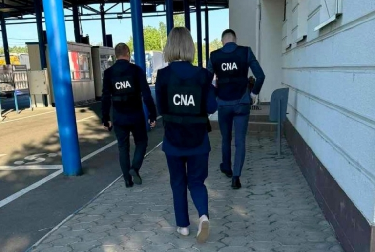 Двух таможенников из Кагула подозревают в вымогательстве взяток за «растаможку»