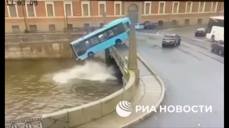 В центре Санкт-Петербурга автобус упал в реку Мойку. Погибли как минимум четыре человека — ТАСС