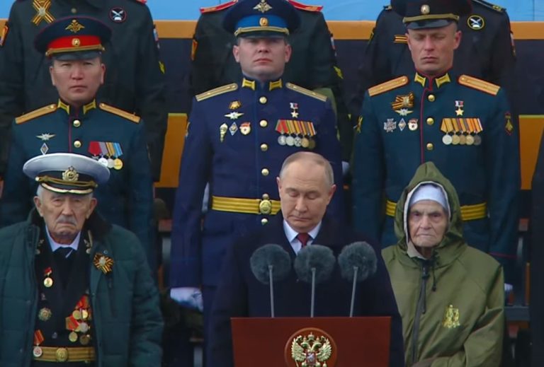 На параде в Москве возле Путина сидел военный из дивизии, оккупировавшей Бучу