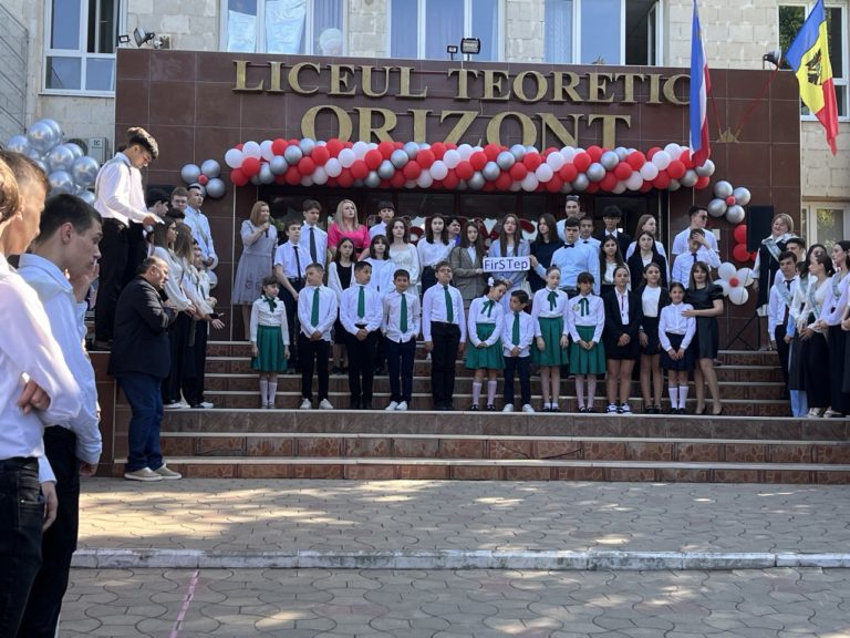 (ФОТО/ВИДЕО) В школах Молдовы прозвенел последний звонок. Как прошли линейки в Комрате, Кишинёве и Бельцах