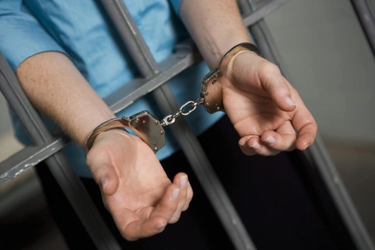 В Каушанах неизвестный в маске ворвался в дом, напал с ножом на хозяек и поджёг комнату