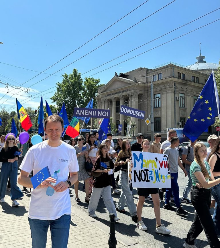 (ВИДЕО) В Кишинёве прошёл марш молодёжи за евроинтеграцию