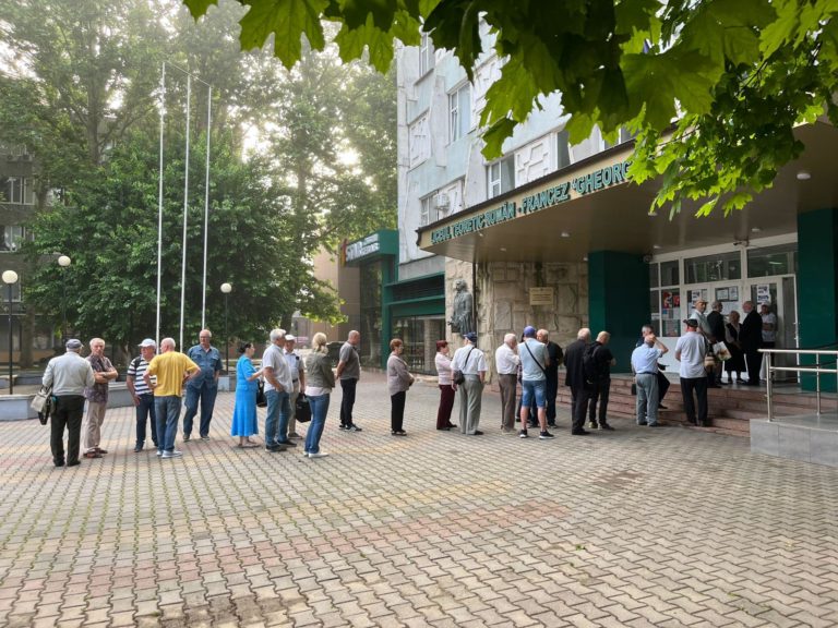 (ФОТО) Жители Молдовы с паспортами ЕС выстроились в очереди на избирательных участках