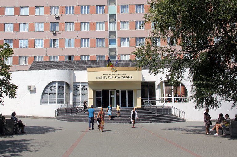 Из Онкоинститута уволили группу врачей под подозрением в коррупции