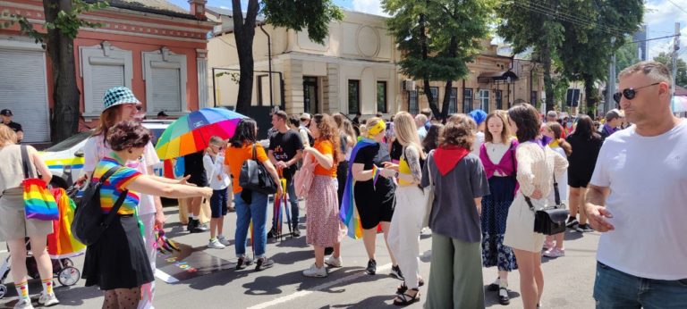 (ФОТО/ВИДЕО) В Кишинёве проходит Марш гордости ЛГБТ-сообщества