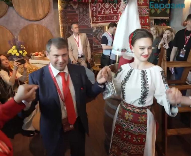 Директорку Joc отстранили после того, как участники ансамбля станцевали с Шором в Москве