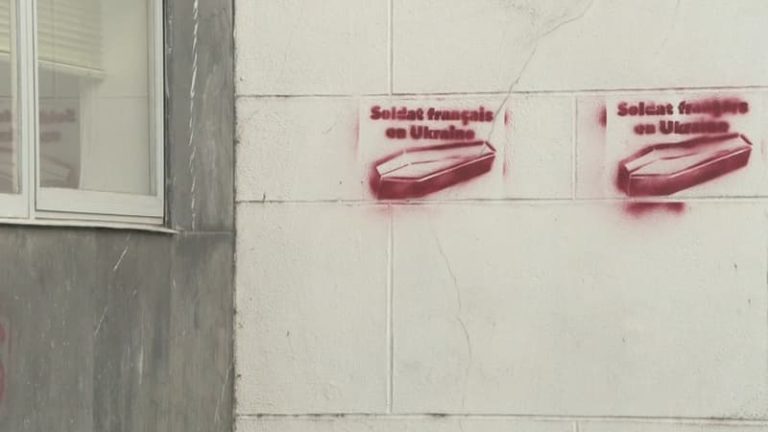 В Париже трёх выходцев из Молдовы задержали за граффити с гробами «французских солдат в Украине». Реакция МИД Молдовы