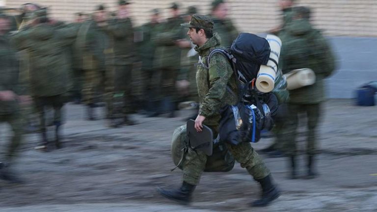 Сотни отказавшихся воевать мобилизованных россиян держат взаперти, избивают и гонят на фронт под дулом автомата
