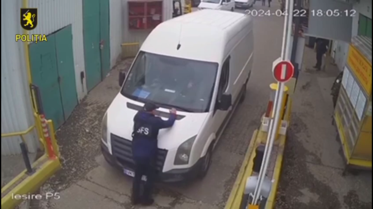 (ВИДЕО)  В Кишиневе водитель буса с товаром наехал и провез на капоте налогового инспектора