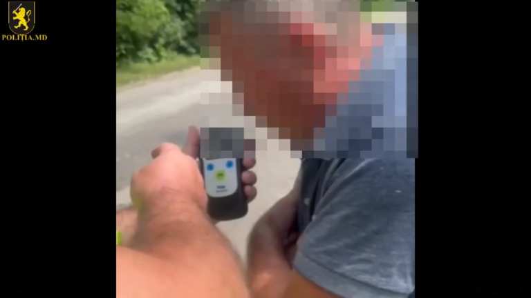 (ВИДЕО) Водитель маршрутки в Бричанах вышел в стельку пьяным на рейс — его «сдали» полиции пассажиры