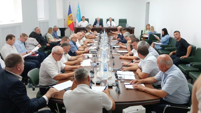 Две перепалки, одна отставка, голосование «на автомате» и отсутствие кворума — как прошло заседание гагаузских депутатов