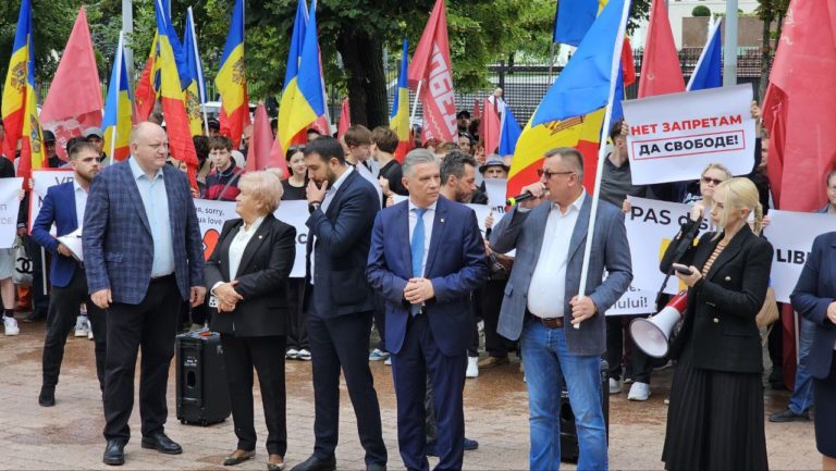 (ВИДЕО) Отстраненные от заседаний депутаты-шоровцы устроили протест у парламента