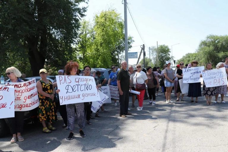 Дети на жаре и «профессиональные» протестующие: в Комрате прошёл митинг шоровцев за GagauziyaLand