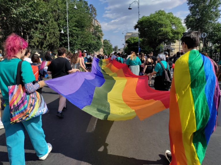 (ФОТО/ВИДЕО) В Бухаресте прошёл ЛГБТ-марш