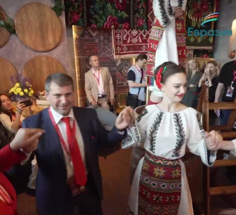 Танцоры ансамбля Joc станцевали в РФ с Шором и Гуцул. Их могут исключить из коллектива