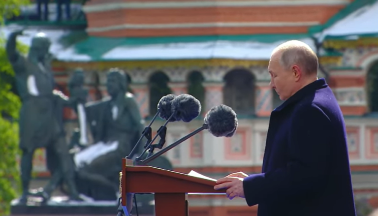 Путин начал надевать бронежилет на публичных мероприятиях