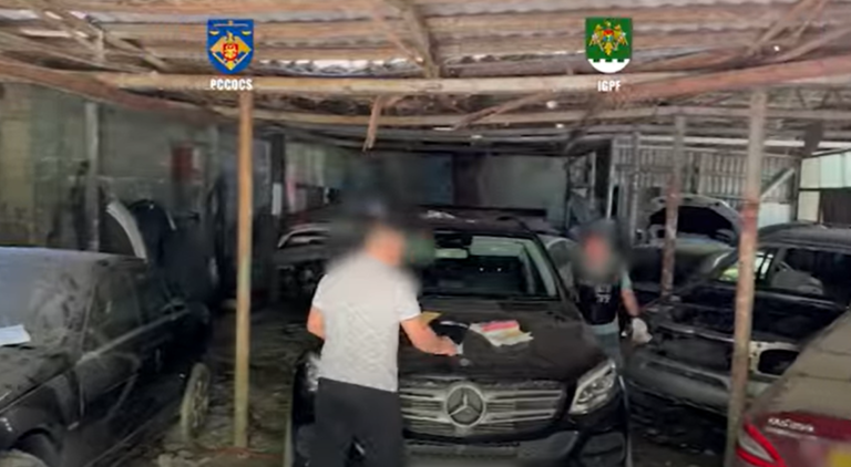(ВИДЕО) В Молдове нашлись семь люксовых авто, ввезённых контрабандой для разборки