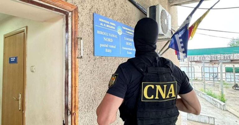 (ВИДЕО) В Бельцах главу Таможни и шестерых сотрудников задержали после обысков