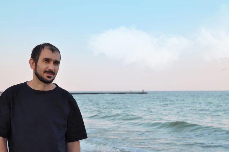 «При всех бомбёжках в Одессе я себя чувствую спокойнее, чем в Комрате» — история дизайнера из Гагаузии, живущего в Украине