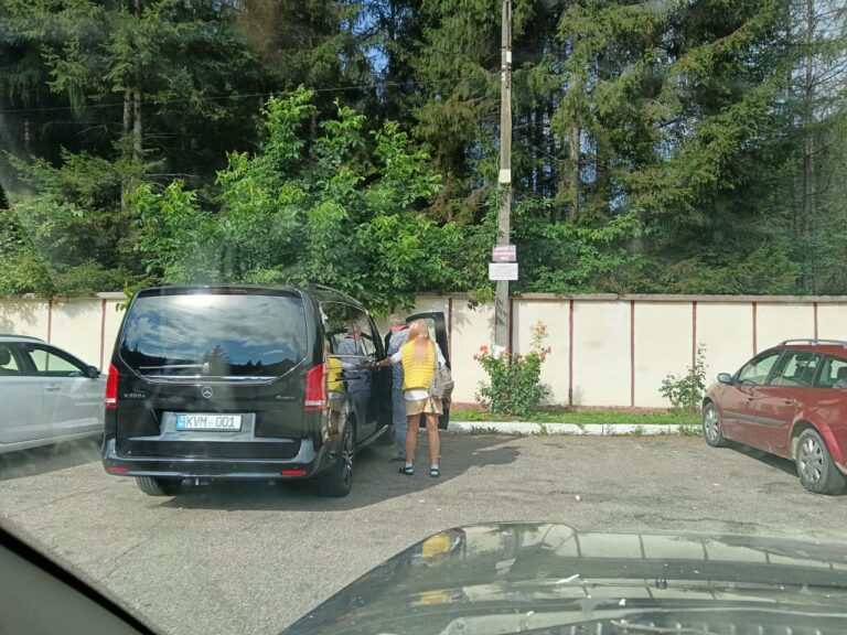 Митрополит Владимир по гражданке замечен на отдыхе в Румынии с «близкой родственницей»