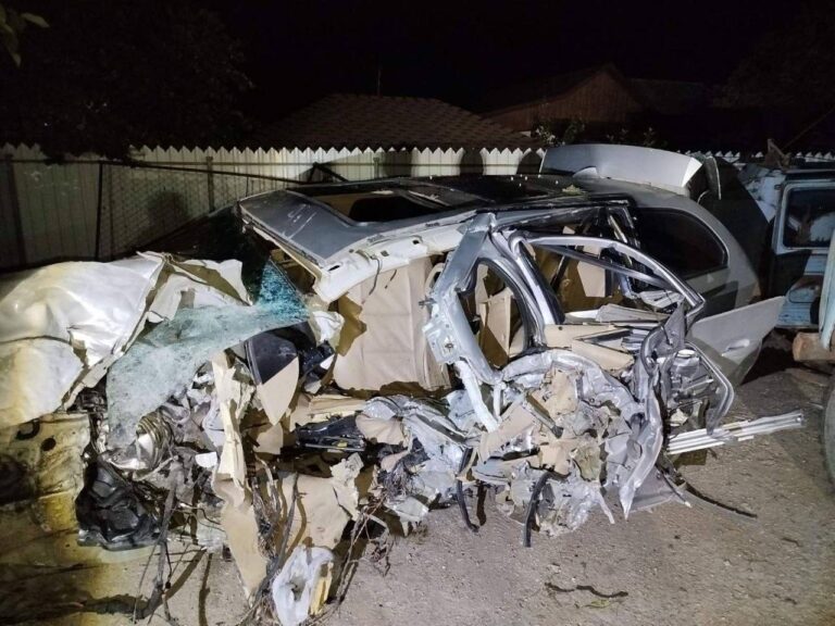 В Дондюшанах водитель на BMW влетел в дерево и разбился, пассажиры — в больнице