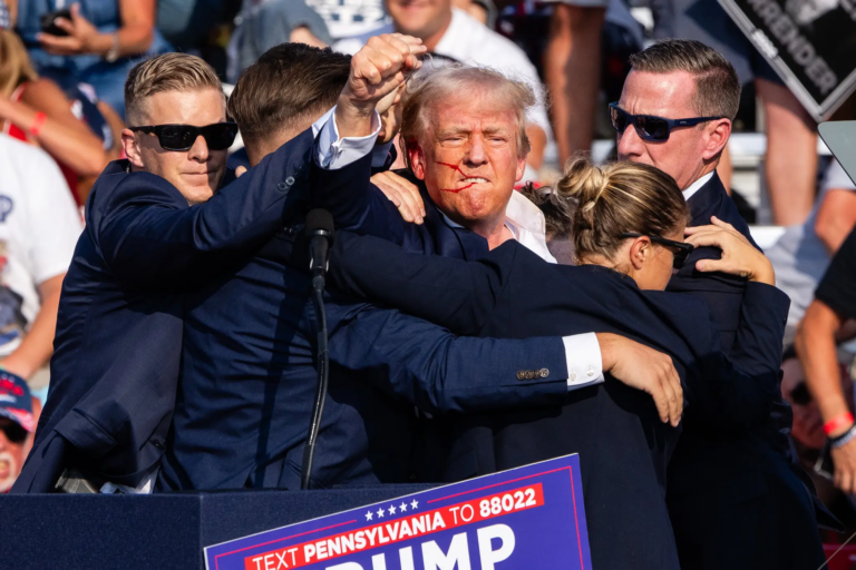 (ФОТО/ВИДЕО) Дональд Трамп пережил покушение: главное