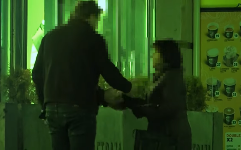 (ВИДЕО) Пенсионерка из Кишинёва лишилась 500 тысяч леев, дав мошенникам удалённый доступ к телефону: задержаны пять подозреваемых