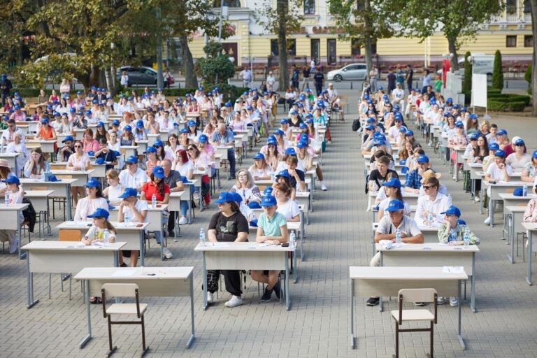 В Кишинёве 31 августа пройдёт Большой диктант по румынскому языку — открыта регистрация участников