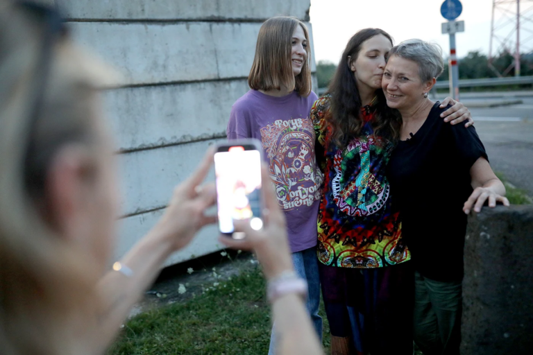 Погладить кошку и послать ФСБшника на *** — Саша Сколиченко рассказала об обмене заключёнными