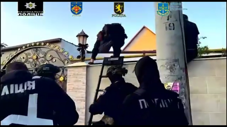(ВИДЕО) «Крым наш» и 20 премиальных авто — в Молдове задержали 8 граждан Украины за обман солдат ВСУ