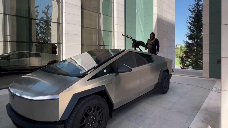 Маск опроверг информацию о том, что подарил Кадырову CyberTruck