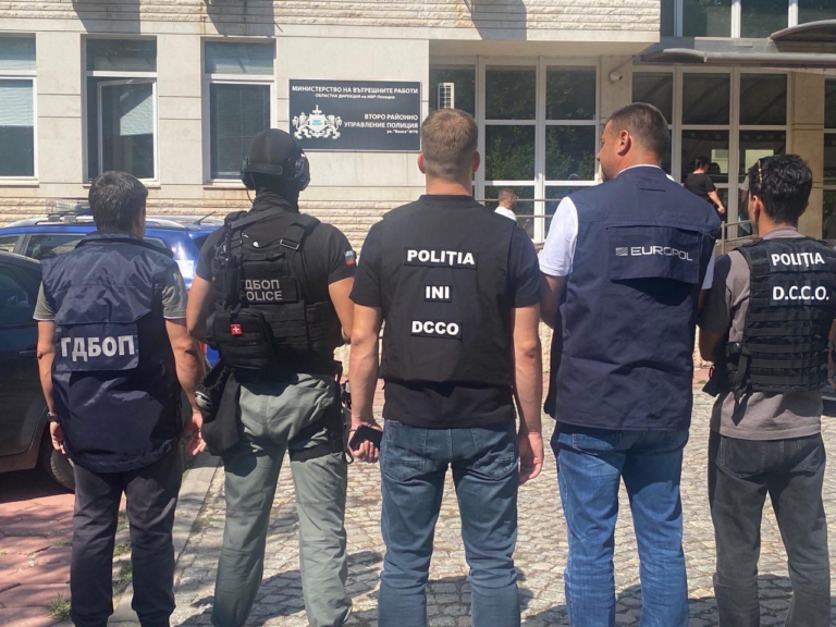 (ФОТО) В Болгарии раскрыли схему по переправке нелегалов в Европу, в ней участвовали водители из Молдовы