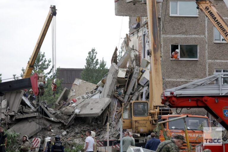 (ВИДЕО/ФОТО) В Нижнем Тагиле в результате взрыва газа обрушился подъезд жилого дома, есть пострадавшие