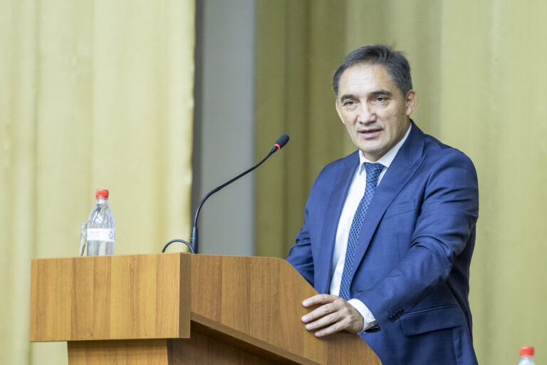«Кандидат широкого компромисса» Стояногло подал документы в ЦИК для участия в президентской гонке