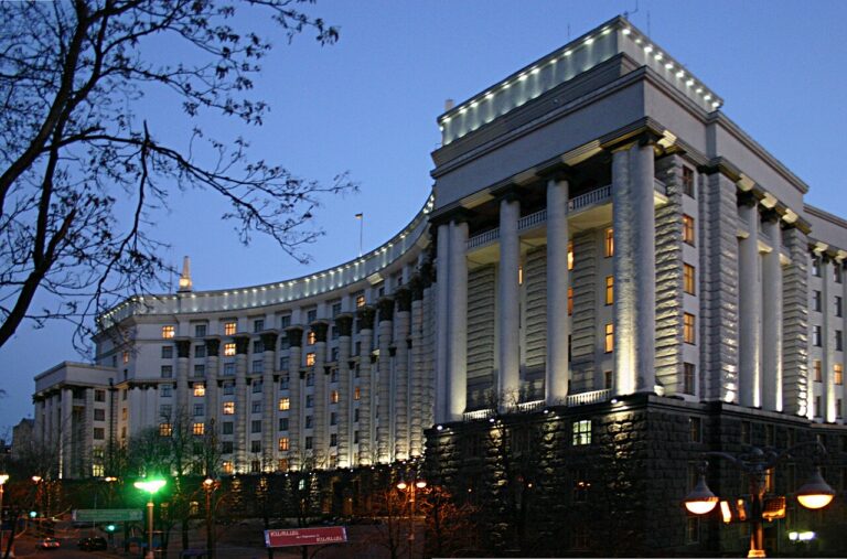 Четыре министра и два вице-премьера Украины подали в отставку
